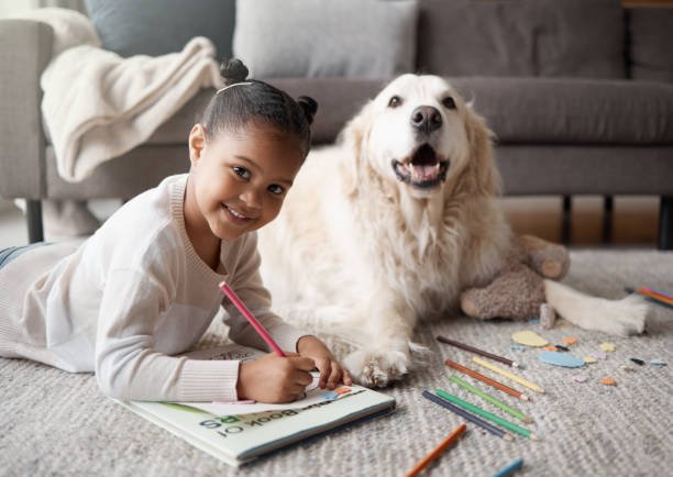 criança cuidando de pet, petcompanheiro